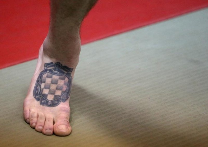 Znate li čija je ovo noga s tetoviranim hrvatskim grbom?