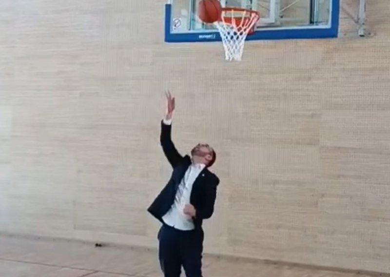 Pogledajte kako gradonačelnik Tomašević igra košarku