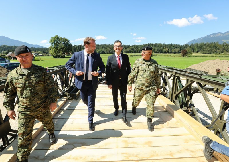 Hrvatski vojnici postavljaju privremeni most nakon razornih poplava u Sloveniji