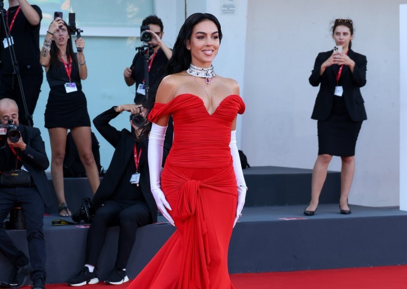 Georgina Rodriguez blistala u glamuroznoj haljini, ali i izazvala podijeljene reakcije zbog izbora obuće