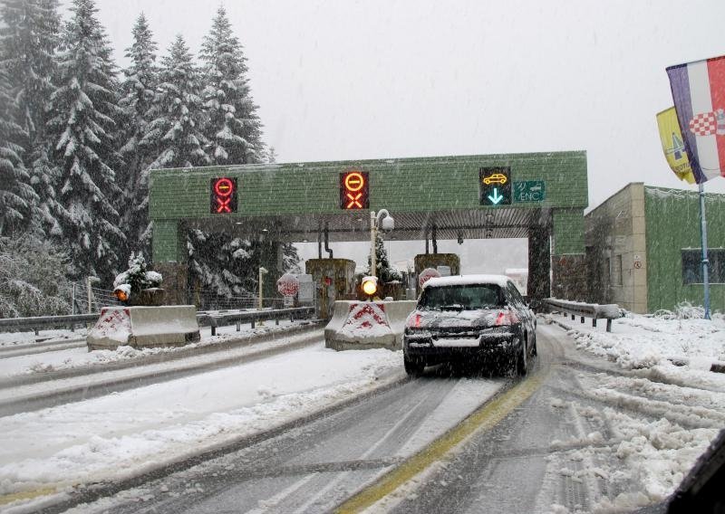 Snijeg pravi poteškoće u prometu, zbog nesreće zatvoren tunel Mala Kapela