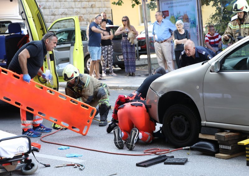 Auto srušio pješaka, izvukli ga vatrogasci, bori se za život