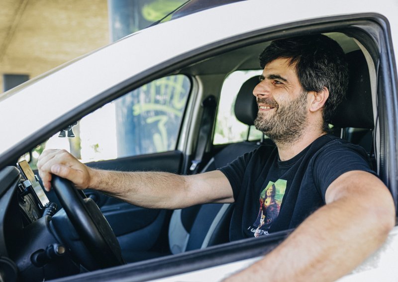 'Ja bih ovo radio za džabe': Upoznajte Josipa Jelenca, taksista koji svoja iskustva pretvara u audiopriče