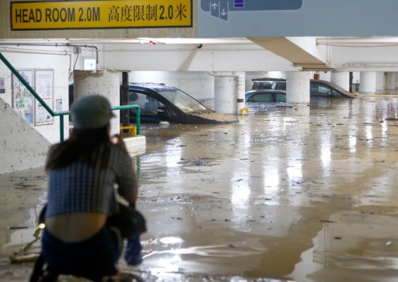 Obilna kiša potopila Hong Kong. U sat vremena najviše padalina u zadnjih 140 godina