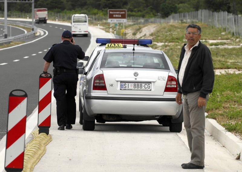 Policija na benzinskoj zatekla Marokance, Sirijce i Eritrejce