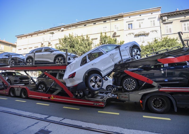 Skupocjeni Audi otklizao s kamiona u središtu Rijeke