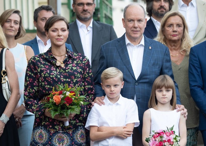 Princeza Charlene u košulji koju bi tek rijetke žene u ovakvoj kombinaciji odjenule