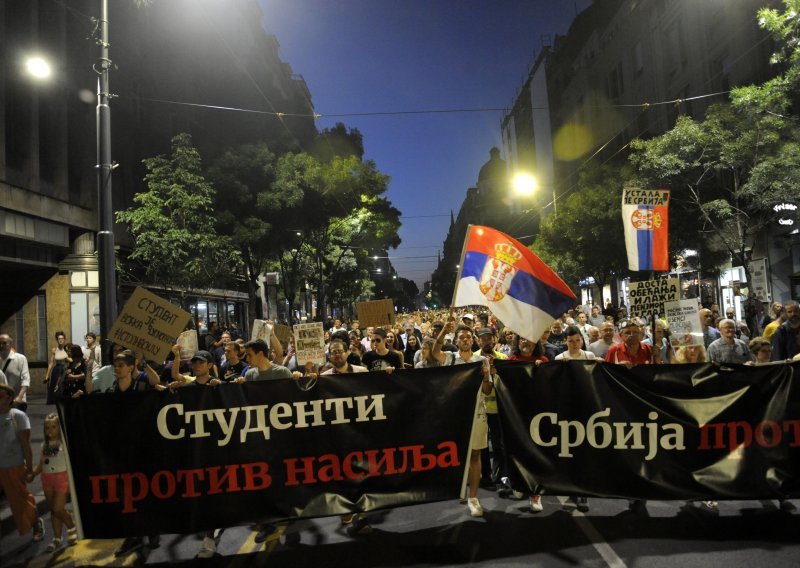 Oporba u Srbiji traži izvanredne izbore za parlament i skupštinu Beograda