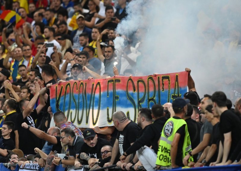 Zbog transparenta 'Kosovo je Srbija' prekinuta utakmica Rumunjska-Kosovo