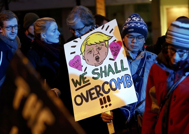 Prosvjednici protiv Trumpa blokirali pristup ceremoniji i razbijaju izloge