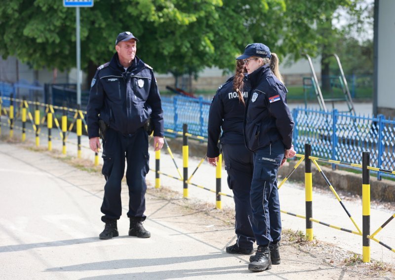 Muškarac se pred zgradom policije polio benzinom i zapalio