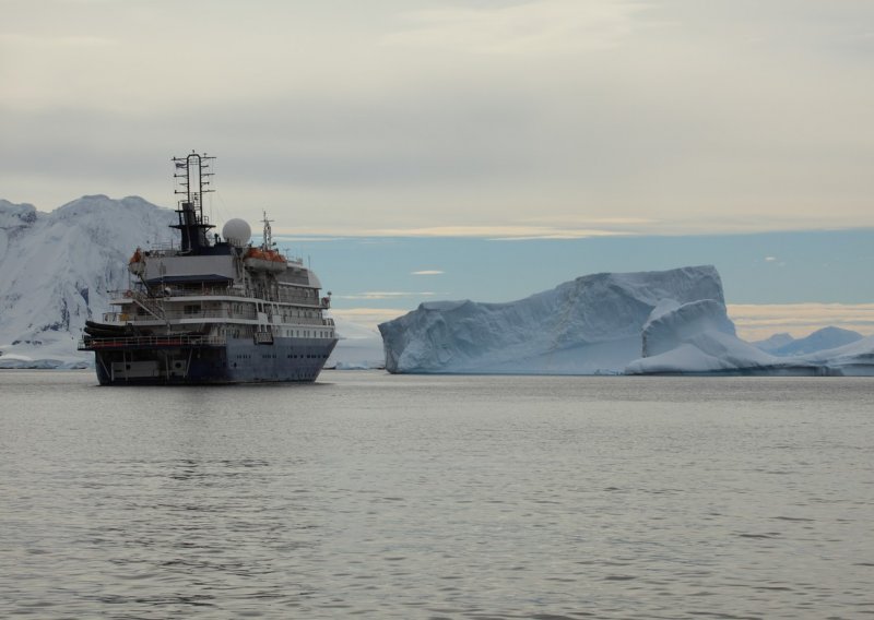 Kruzer s 206 putnika izvučen nakon što se nasukao na zabačenom dijelu Grenlanda