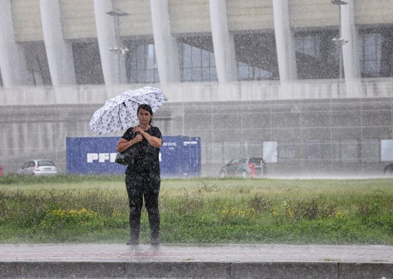 Nevrijeme napravilo kaos u dijelu Zagreba: Niz ulicu se slijevaju fekalije i kišnica