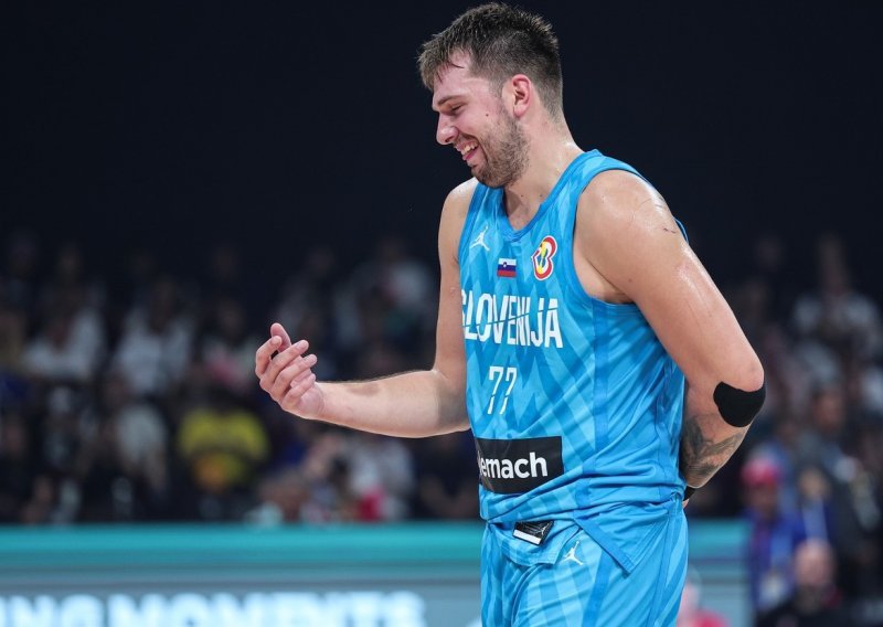 Luka Dončić s uzdignuta tri prsta pjeva srpsku pjesmu posvećenu bitci na Kosovu