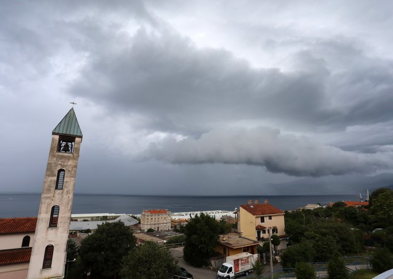 Stiže nagla promjena vremena: Kiša će u gorju prelaziti u snijeg!