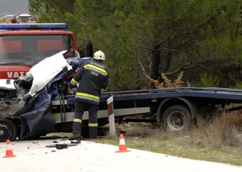 Maloljetnik odvezao u smrt sebe i prijatelja