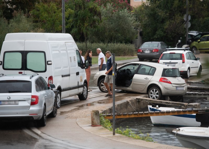 Vozačica u Zadru izletjela s ceste i umalo završila u moru