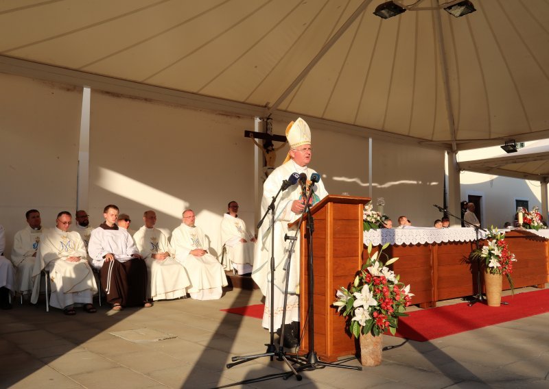 Papin veleposlanik u Hrvatskoj stavio Uziniću traku od ovčje vune na ramena