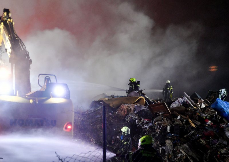 Požar u reciklažnom dvorištu u Rijeci nakon burne noći pod nadzorom
