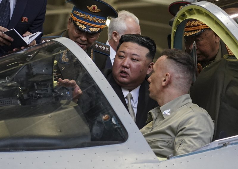 Kim Jong-un se divio ruskim borbenim zrakoplovima, pustili ga i u kabinu