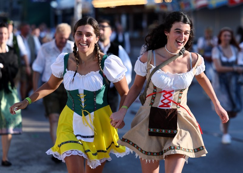 Počeo Oktoberfest: Najveći ljubitelji piva potrčali zauzeti mjesto pod šatorom