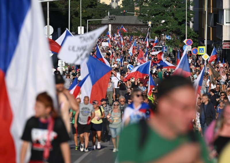 Veliki prosvjed u Pragu protiv vlade koja pomaže Ukrajinu: Premijer je agent stranih sila