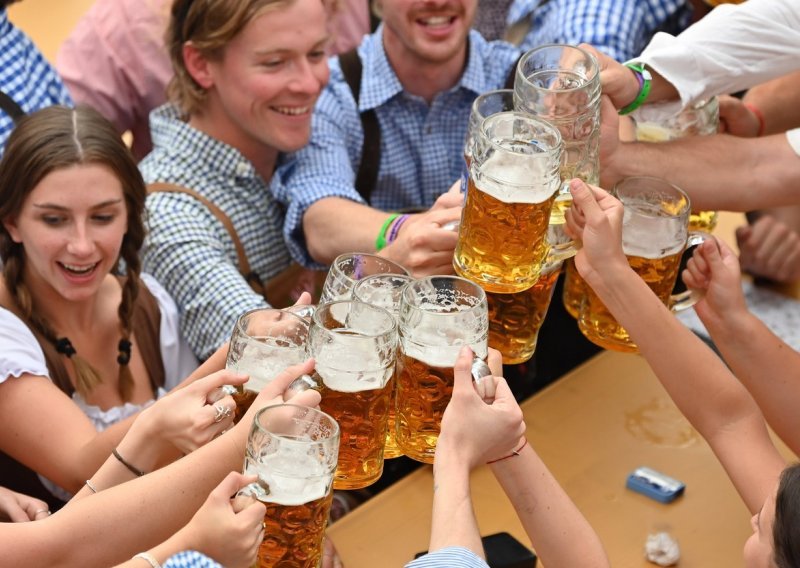 Od cijena na popularnom Oktoberfestu boli glava - pivo 13 eura, voda 10