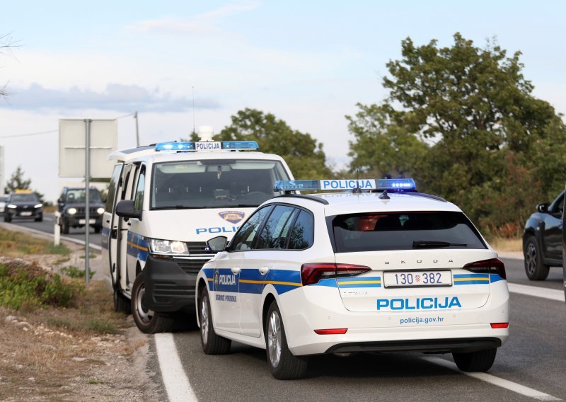 Jedna osoba poginula u sudaru auta i motora na Jadranskoj magistrali
