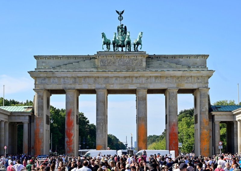 Klimatski aktivisti isprskali Brandenburška vrata bojom, uhićeni su