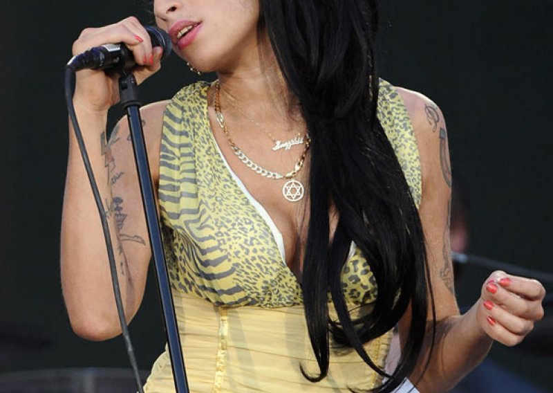 Amy Winehouse u bolnici zbog ozljede grudi