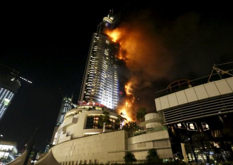 Požar progutao hotel pored najvećeg nebodera na svijetu