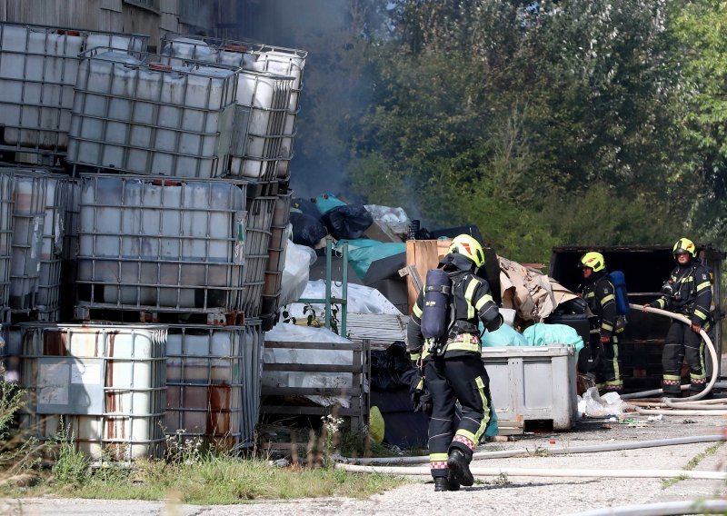 Gorjelo skladište u Zagrebu, gusti dim nad istočnim dijelom grada