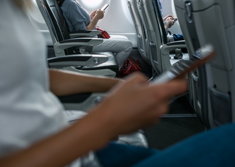 Zašto ne smijemo koristiti mobitele u avionu i kad bi se to moglo promijeniti