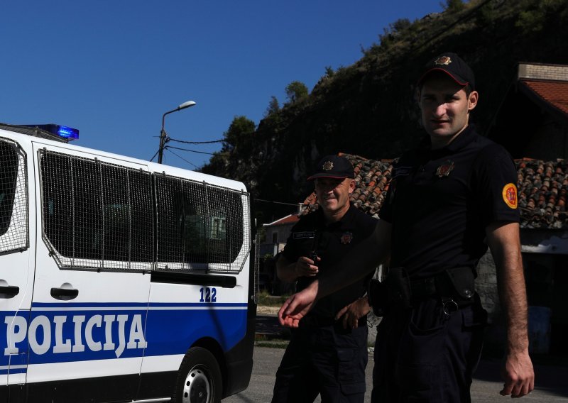 Autobus sletio u duboku provaliju, najmanje dvije osobe poginule