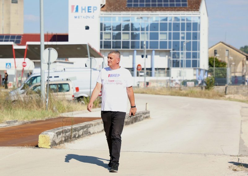 Bulj poklonio Plenkoviću majicu s logom HEP-a: 'Za jedan cent svima, a ne samo njima'