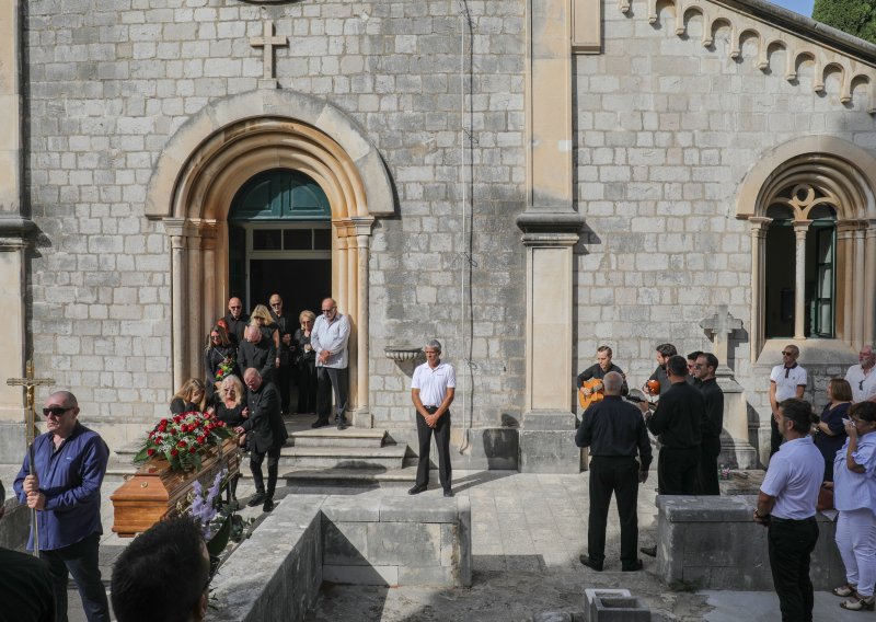 Tuga i suze: Posljednji ispraćaj pjevačke legende Mila Hrnića