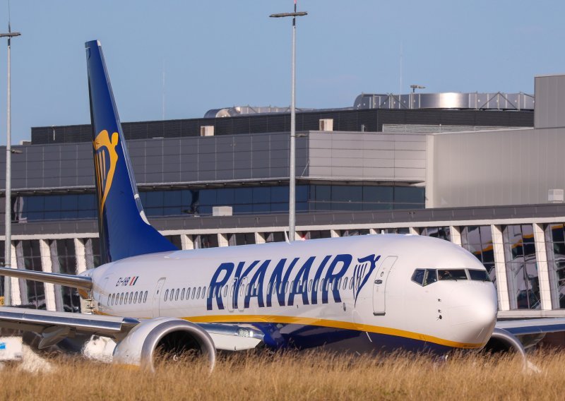 Ryanairova dobit oštro pala 2023., neke putničke agencije ga izbacile iz ponude