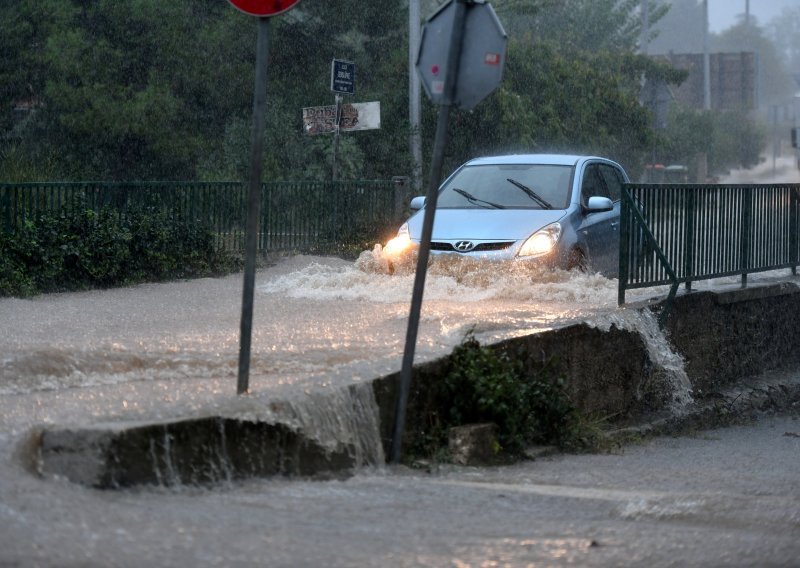 Obilna kiša spustila se nad Zadrom; prometnice plivale u vodi