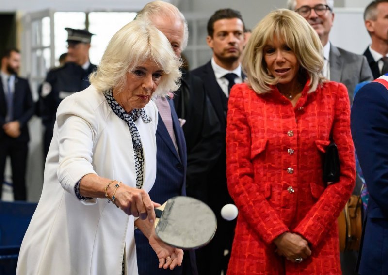 Kraljica Camilla i prva dama Francuske okušale su se i u stolnom tenisu