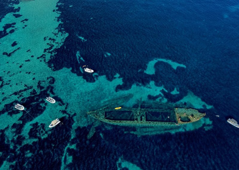 Sjajne fotke nasukanog broda kod Dugog otoka koji čuva tajnu staru 40 godina