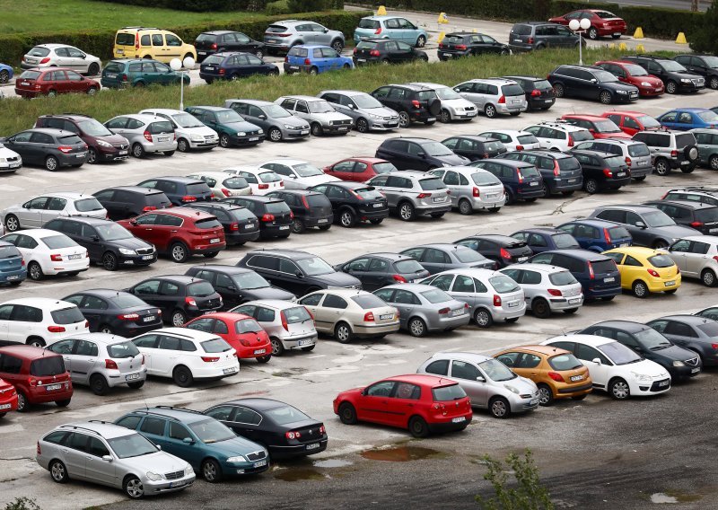 Trojica pod istragom zbog krađe najmanje 13 automobila vrijednih 160 tisuća eura