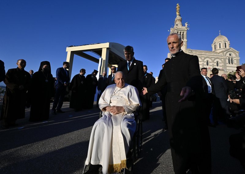 Papa završio posjet Marseillu misom na stadionu