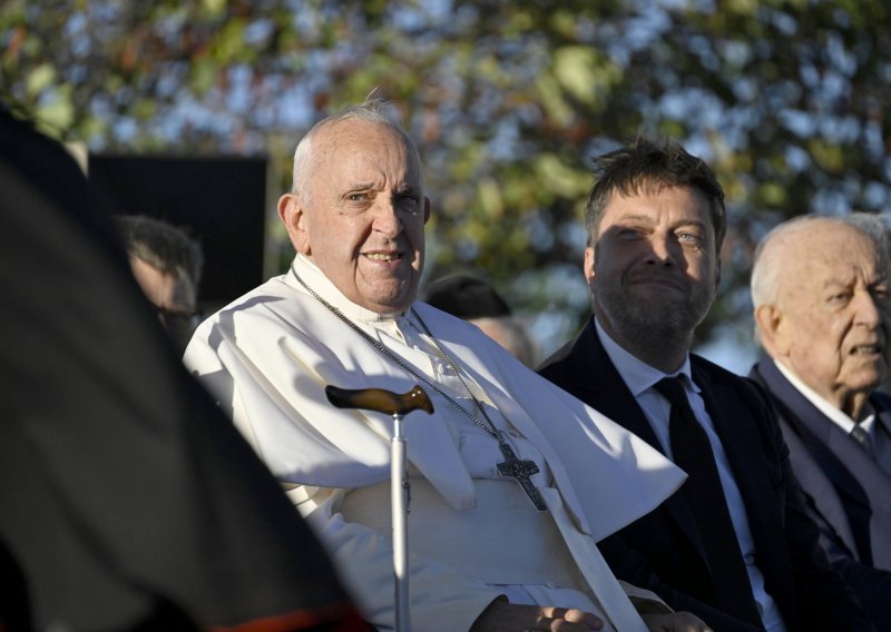 Papa Franjo: 'Crkva se ne smije okretati unatrag, ali ni prepustiti pomodnosti'