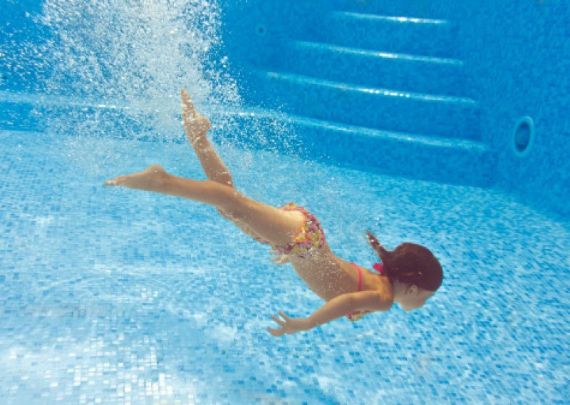 Djevojčica koja je stradala na bazenu izvan je životne opasnosti
