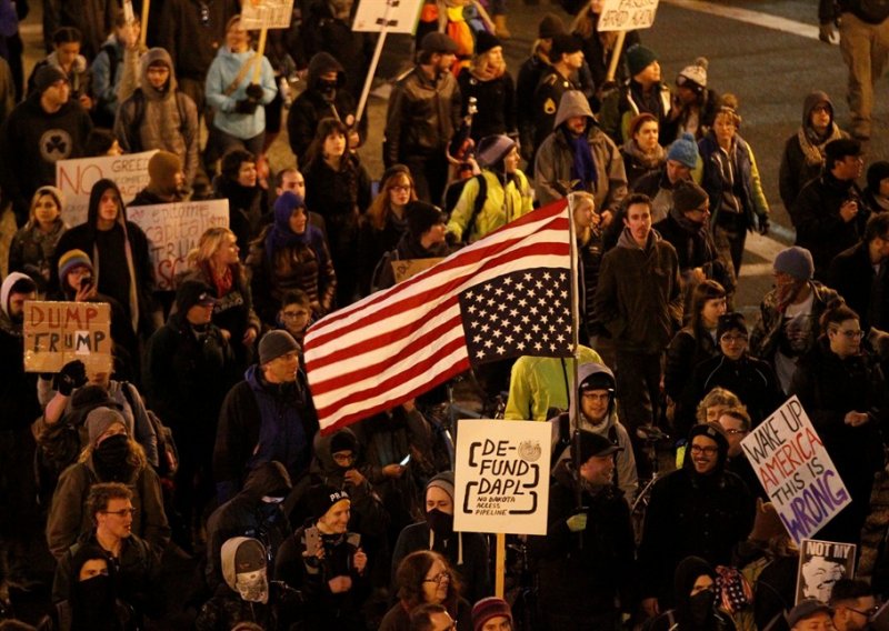 Tisuće prosvjeduju protiv Trumpa, u Washingtonu više od 200 uhićenih