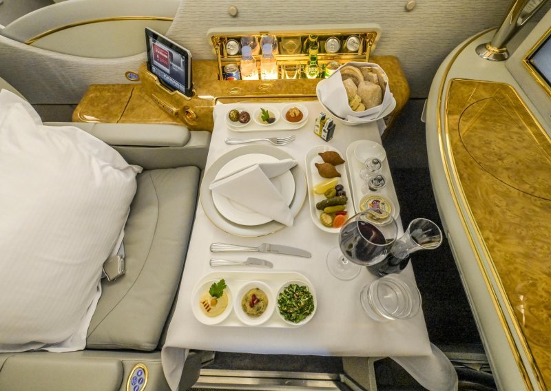 Hrana u avionu može biti bogata ili siromašna, ali nikad nema okus kao na zemlji, a evo i zašto