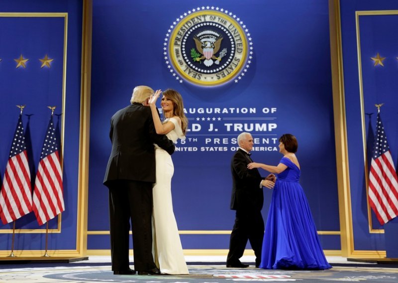 Trump i Melania plesali uz My way na inauguracijskom balu