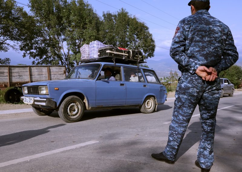 Armenci masovno napuštaju Karabah i kreću prema Armeniji