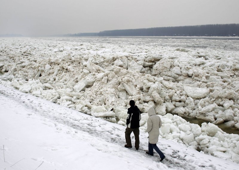 Plutajući led na Dunavu nosi sve pred sobom