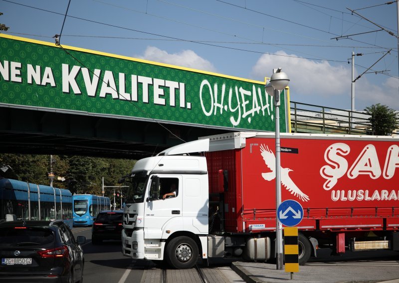 Zastoj na Savskoj cesti u Zagrebu, kamion potrgao tramvajsku žicu